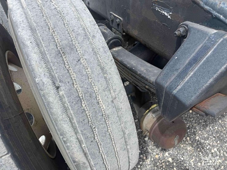 2013-freightliner-m2-112-t/a-wet-kit-day-cab-truck-tractor-image-25