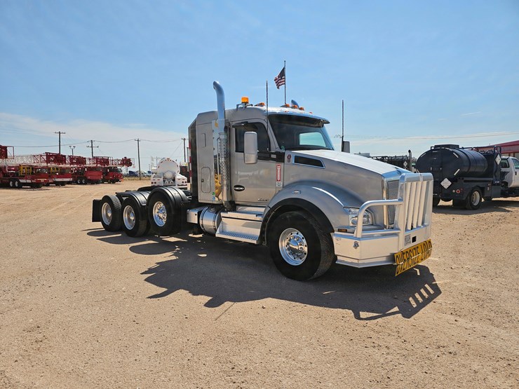 2022-kenworth-t880-image-2
