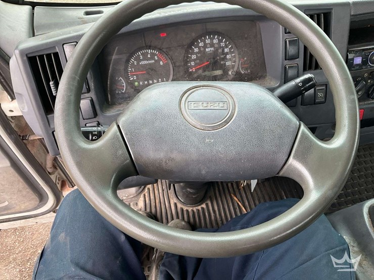 2015-isuzu-npr-image-14