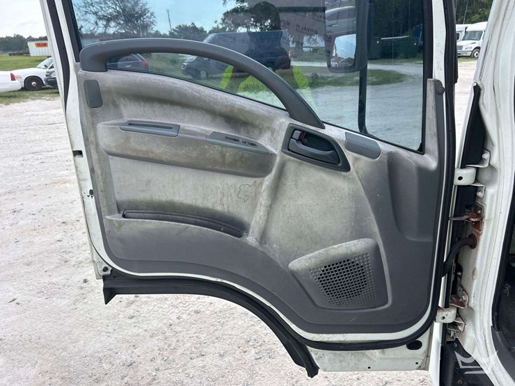 2015-isuzu-npr-image-15