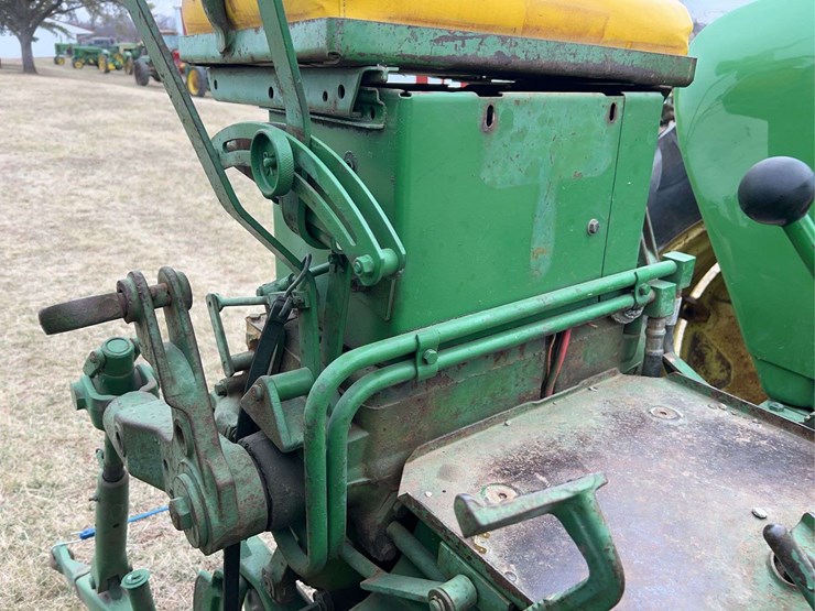 john-deere-520-image-29