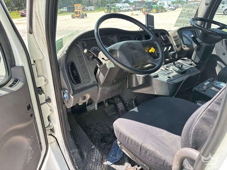2017-freightliner-m2-106-image-12