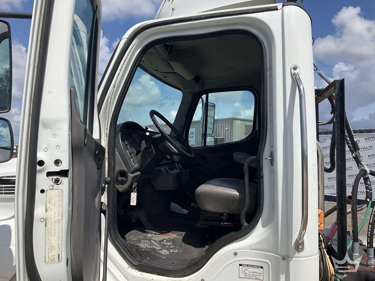 2013-freightliner-m2-112-t/a-wet-kit-day-cab-truck-tractor-image-11