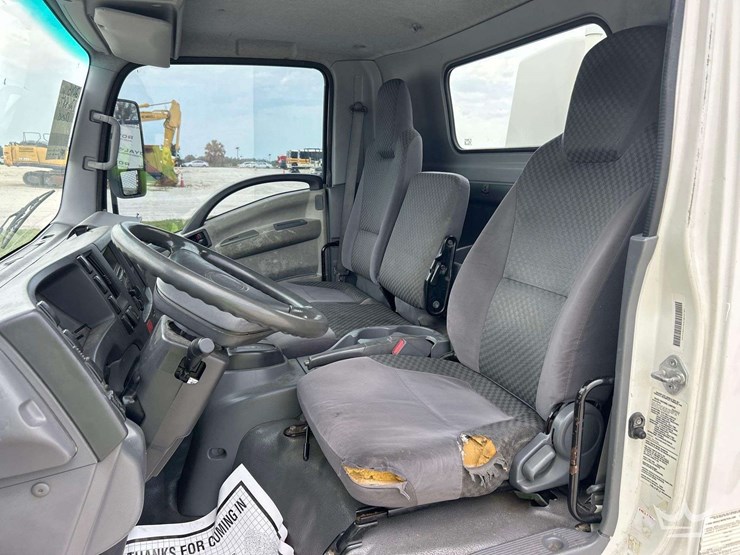 2015-isuzu-npr-image-16