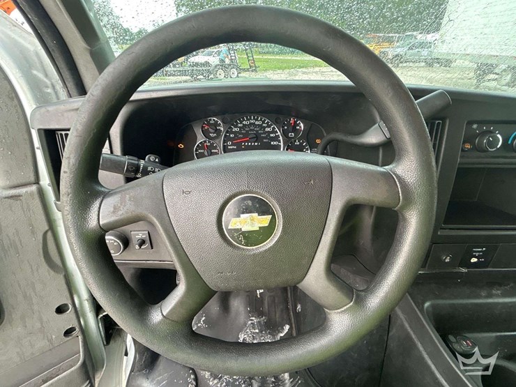 2017-chevrolet-express-2500-image-18