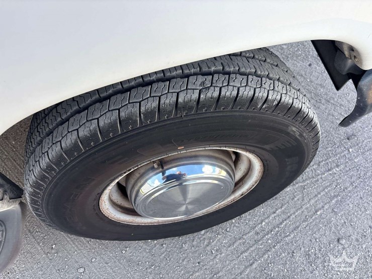 2004-ford-cargo-image-22