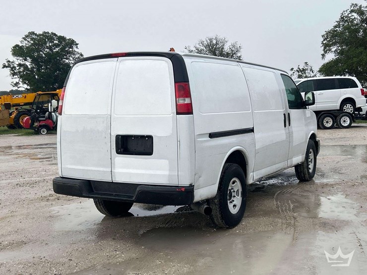 2017-chevrolet-express-2500-image-3