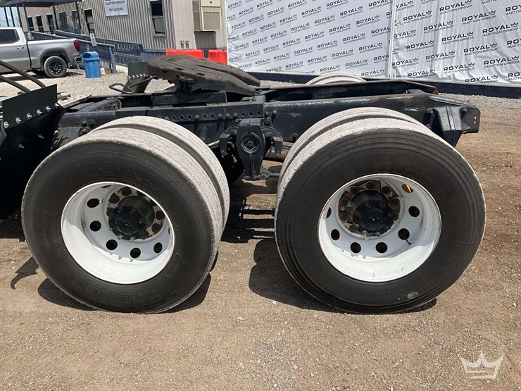 2013-freightliner-m2-112-t/a-wet-kit-day-cab-truck-tractor-image-22