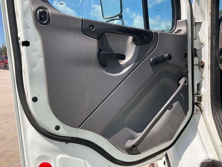 2013-freightliner-m2-112-t/a-wet-kit-day-cab-truck-tractor-image-10
