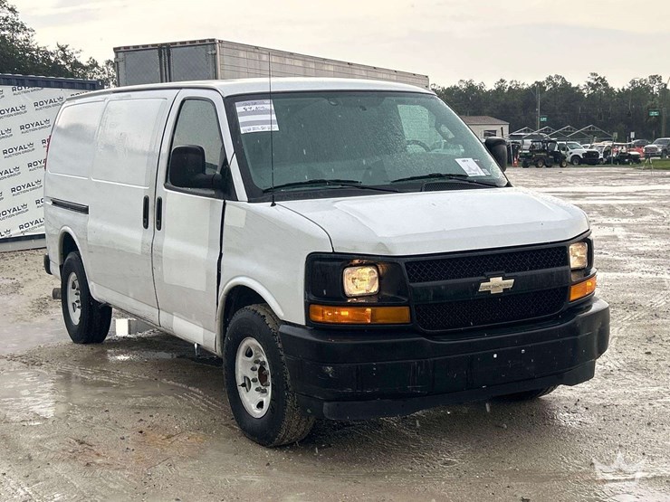 2017-chevrolet-express-2500-image-2