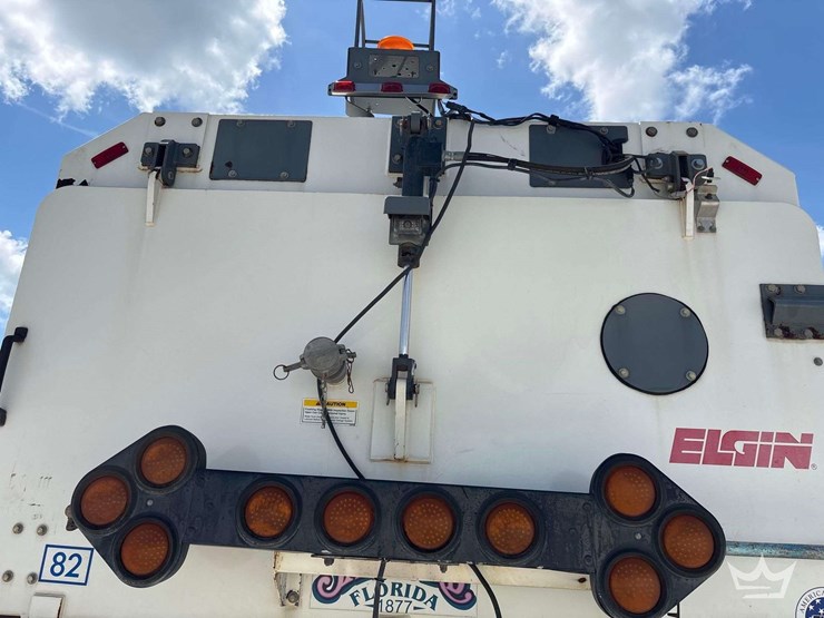 2017-freightliner-m2-106-image-28