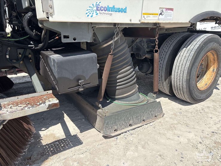 2017-freightliner-m2-106-image-26