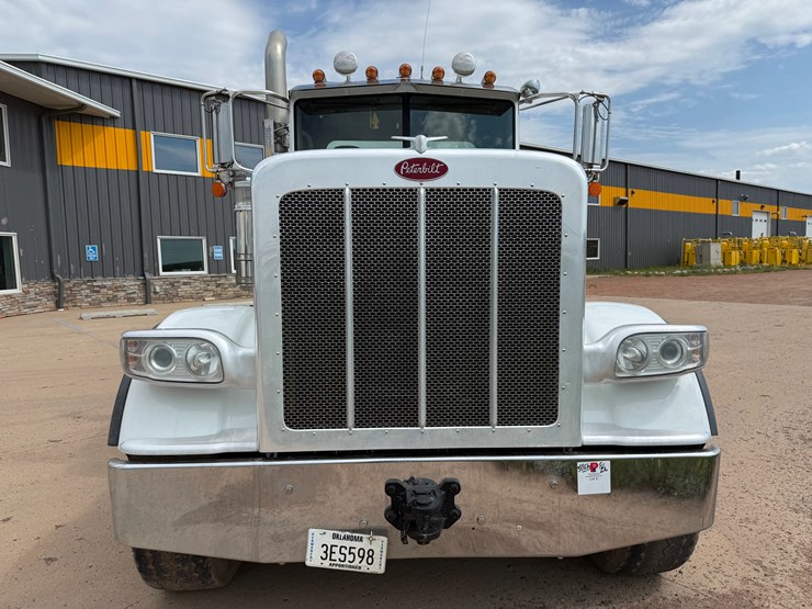 2019-peterbilt-389-image-3