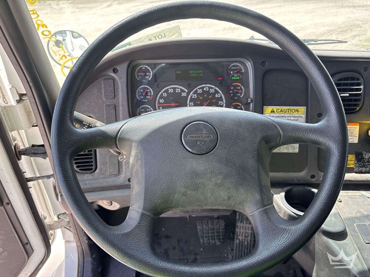 2017-freightliner-m2-106-image-15
