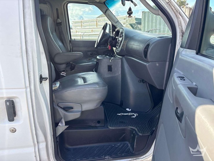 2004-ford-cargo-image-16