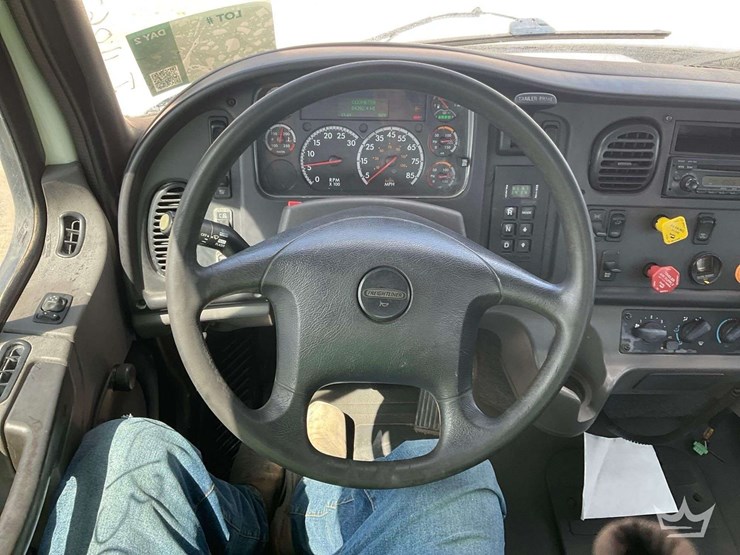 2013-freightliner-m2-112-t/a-wet-kit-day-cab-truck-tractor-image-13