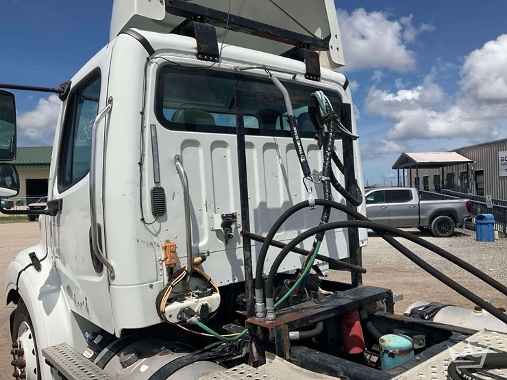 2013-freightliner-m2-112-t/a-wet-kit-day-cab-truck-tractor-image-20
