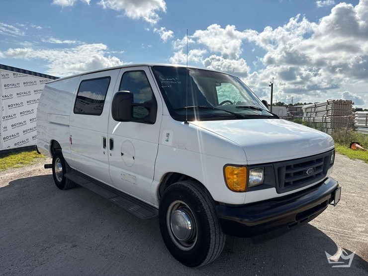 2004-ford-cargo-image-2