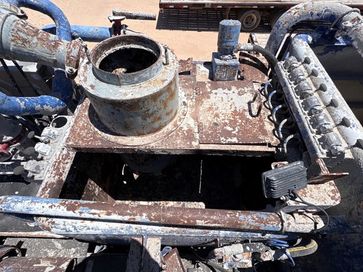 2010-caterpillar-c13-image-18