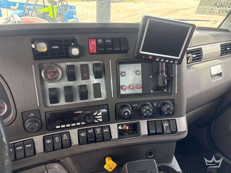 2016-kenworth-t880-image-7