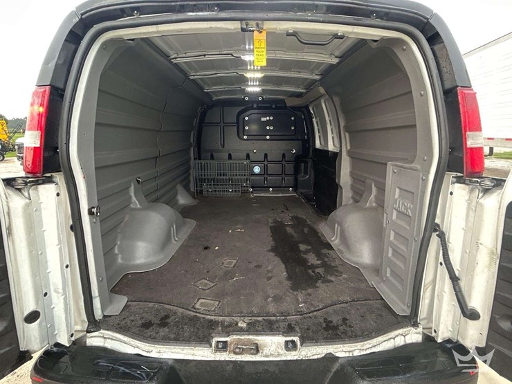 2017-chevrolet-express-2500-image-11