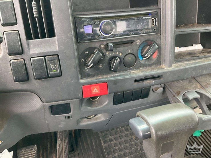 2015-isuzu-npr-image-15