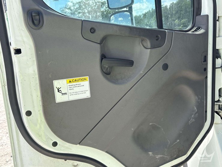 2017-freightliner-m2-106-image-11