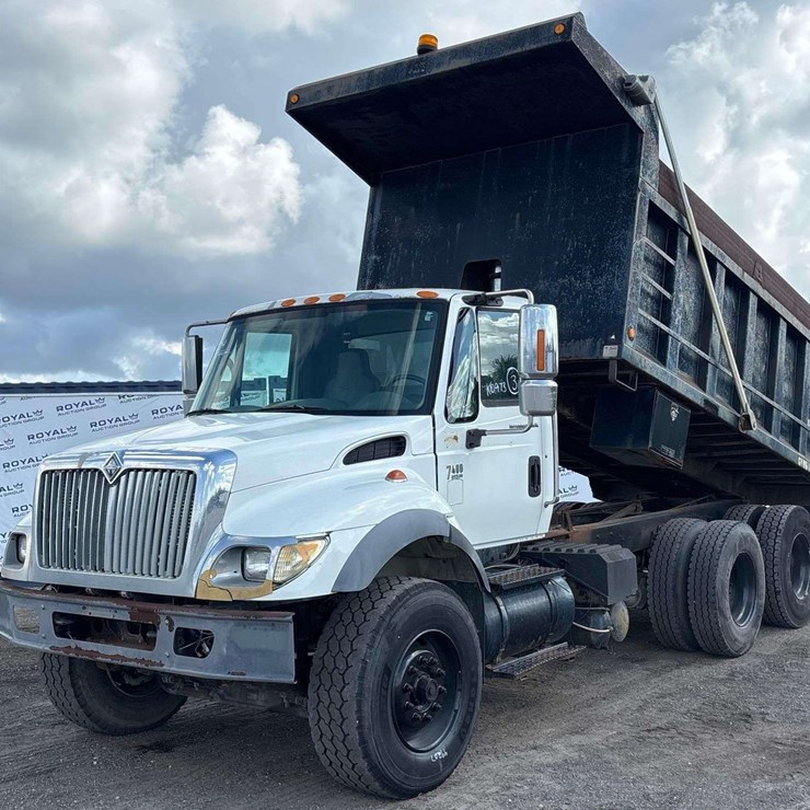 2004 INTERNATIONAL 7400