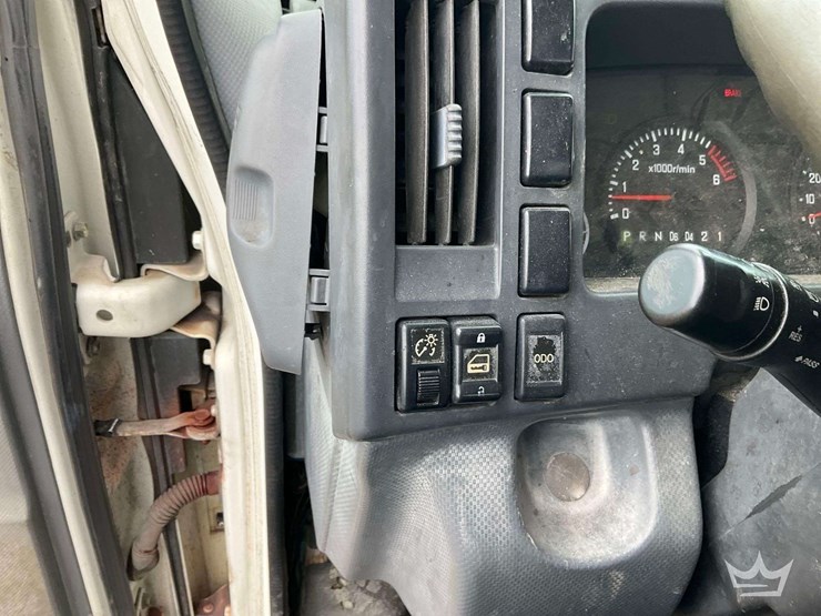 2015-isuzu-npr-image-16