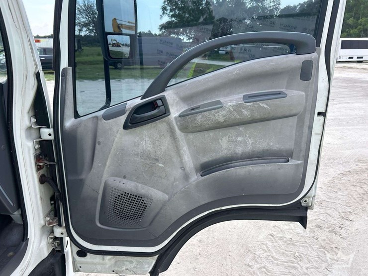 2015-isuzu-npr-image-27