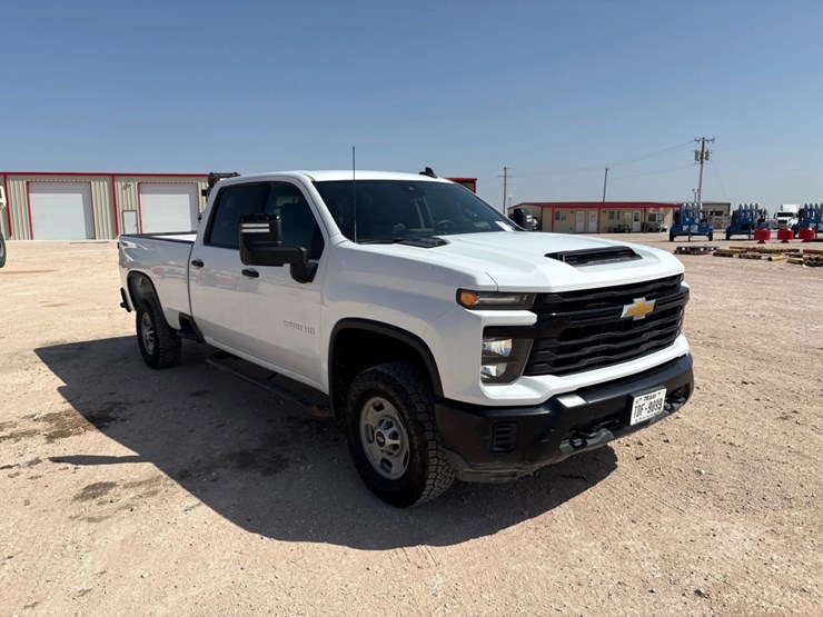 2024-chevrolet-silverado-2500hd-image-2