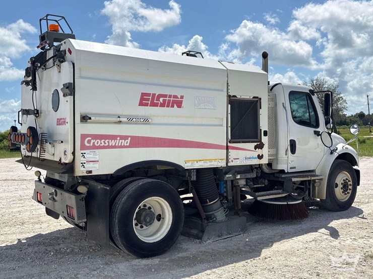 2017-freightliner-m2-106-image-3