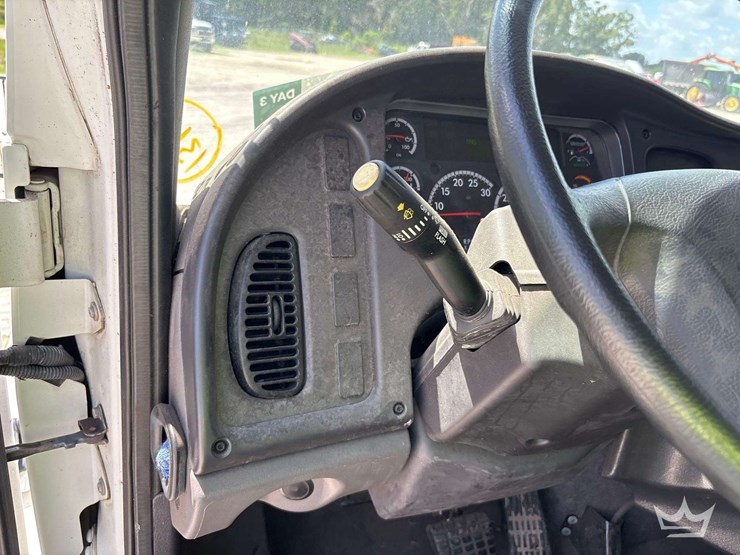 2017-freightliner-m2-106-image-14