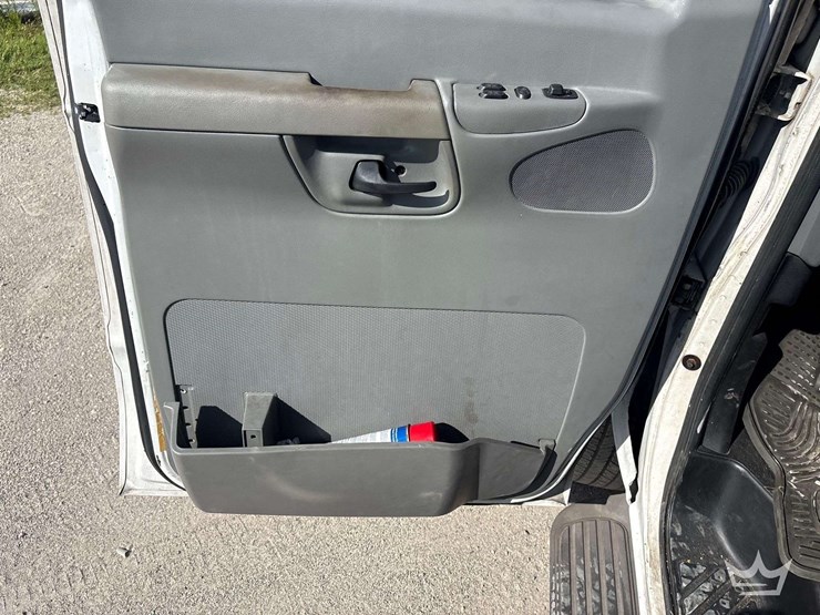 2004-ford-cargo-image-17
