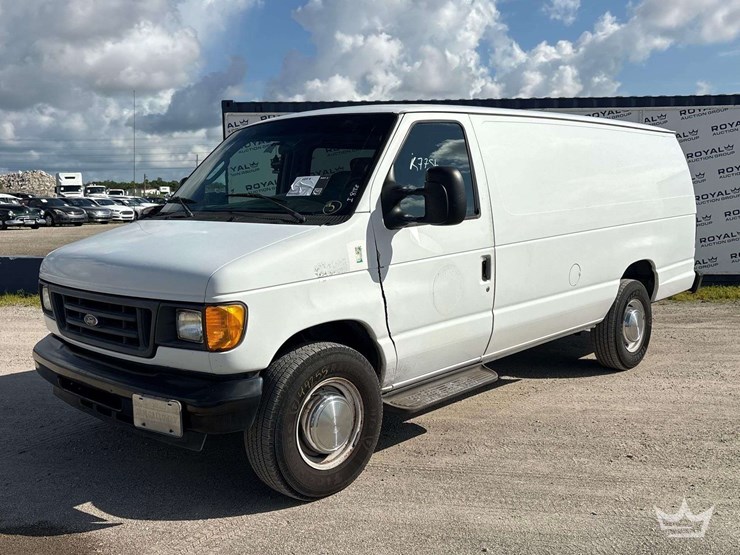 2004-ford-cargo-image-1