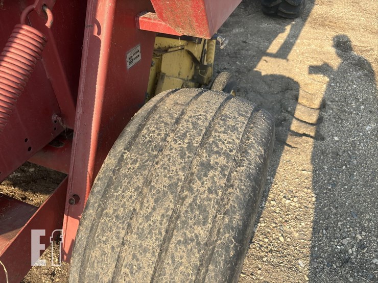 new-holland-660-image-12