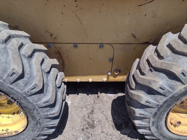 john-deere-240-image-13