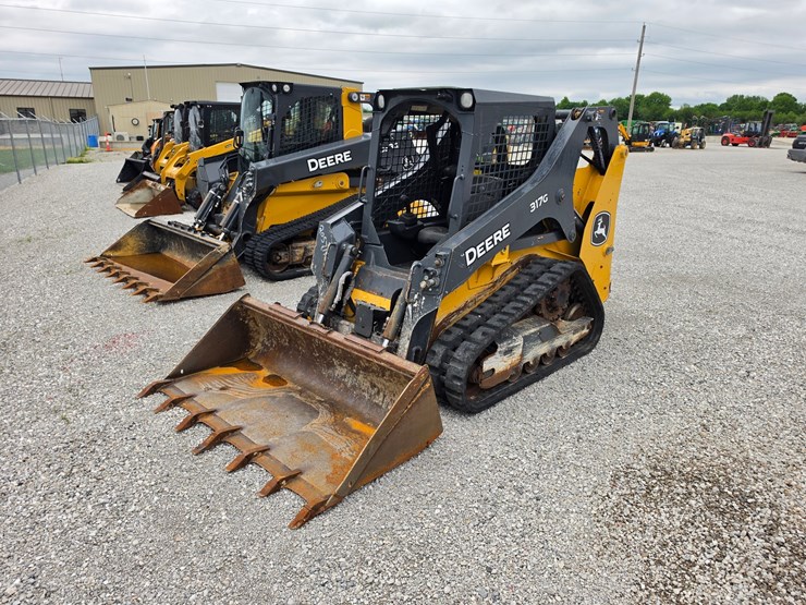 2022-deere-317g-image-1