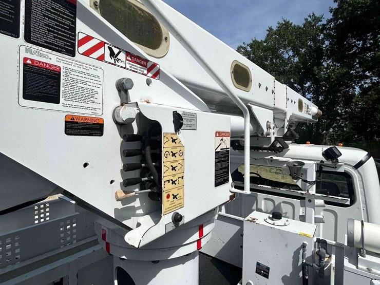 2019-freightliner-m2-106-image-62
