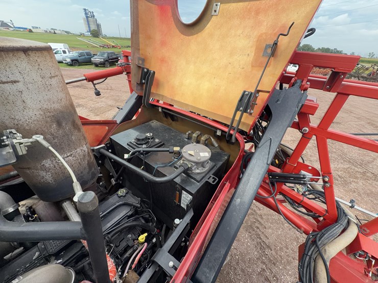 2009-case-ih-4420-self-propelled-sprayer-image-43