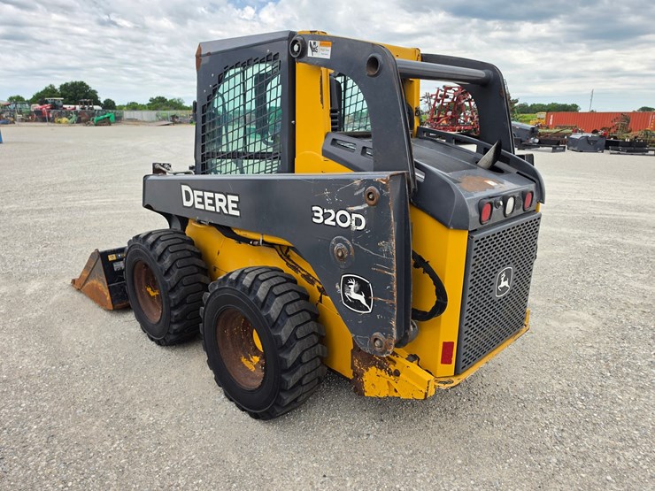 2013-deere-320d-image-15