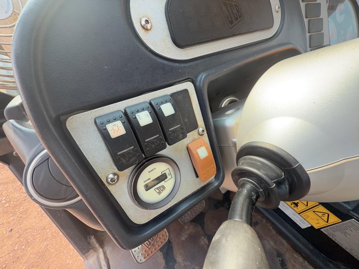 2011-jcb-510-56-image-36