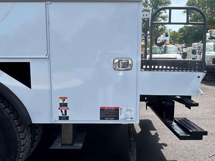 2019-freightliner-m2-106-image-14