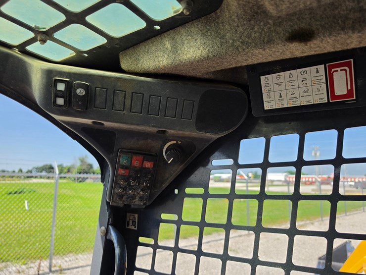 2023-deere-317g-image-11