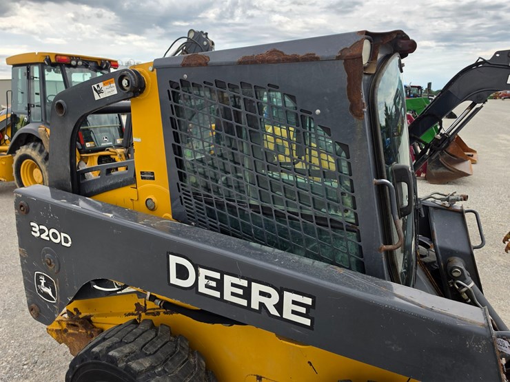 2013-deere-320d-image-21