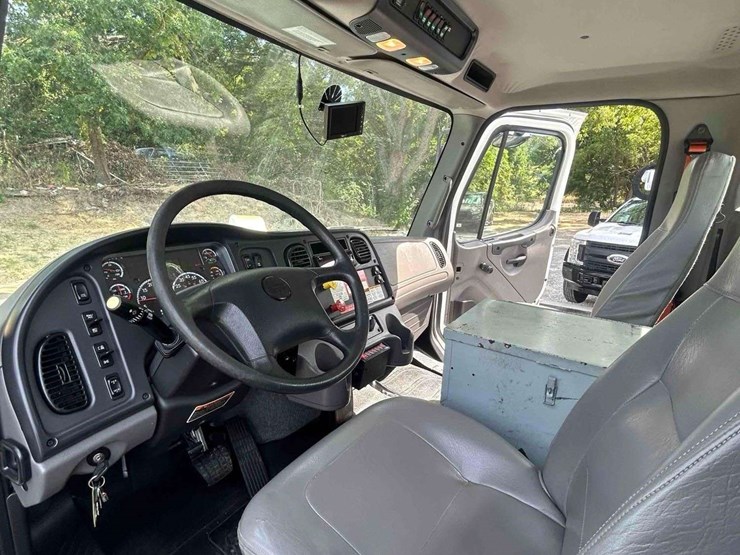 2019-freightliner-m2-106-image-44
