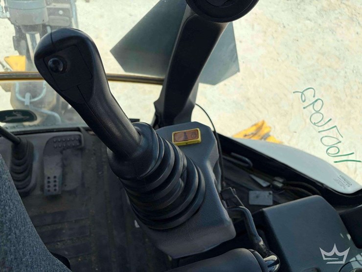 2020-deere-310l-image-16