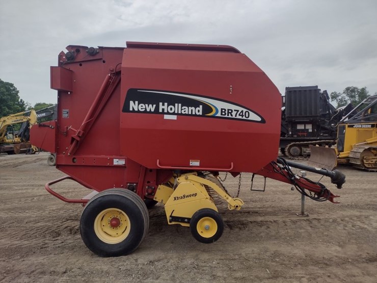 new-holland-br740-image-3