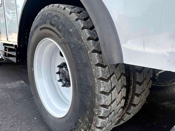 2019-freightliner-m2-106-image-15