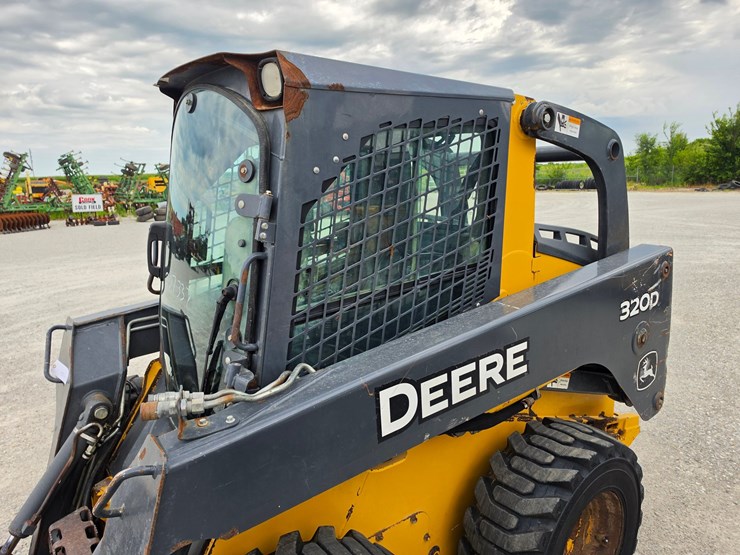 2013-deere-320d-image-13